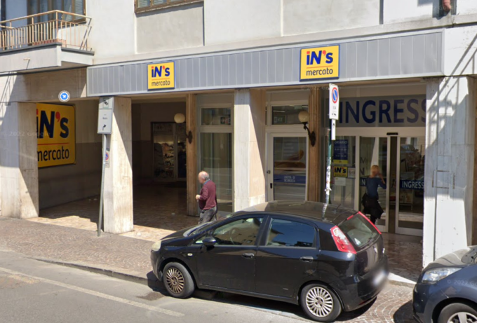 Mestre, ubriaco aggredisce clienti e dipendenti di un supermercato: poi si scaglia sui poliziotti