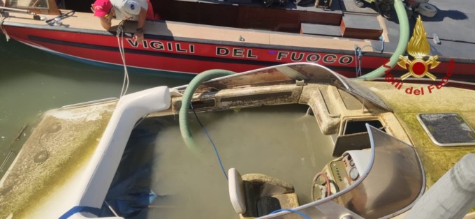 Barca affondata nel rio Sant’Alvise recuperata dai sommozzatori dei Vigili del Fuoco