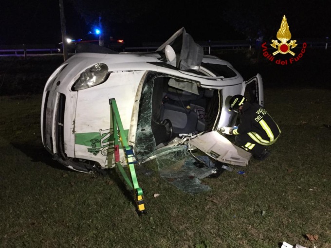 Con la Punto abbattono il guardrail e finiscono fuori strada: giovane coppia incastrata tra le lamiere