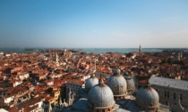 Turismo, il Comune di Venezia vieta i gruppi con più di 25 persone e i megafoni