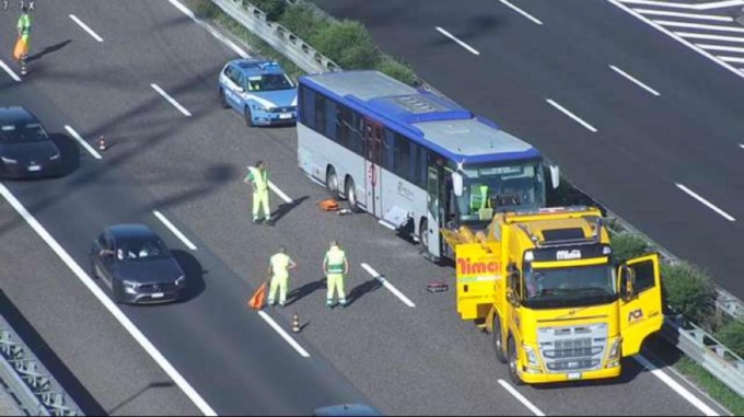 Autobus con 15 passeggeri a bordo sbanda in autostrada e si schianta