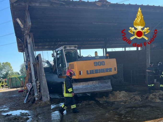 Mira, la pala meccanica prende fuoco e l’incendio rischia di devastare l’azienda agricola