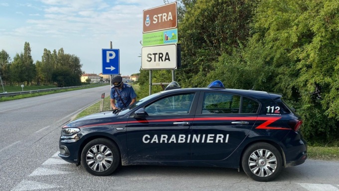 Esce dal supermercato con il carrello pieno, ma senza pagare: il direttore se ne accorge e lo insegue