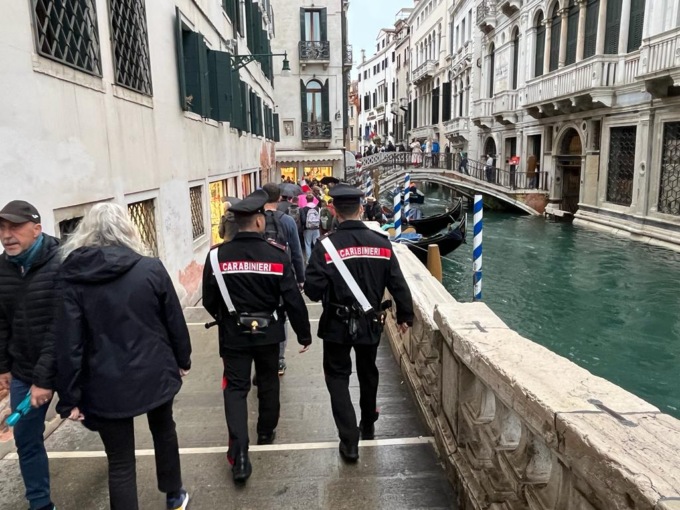 Tenta di aprire lo zaino di una turista, ma il marito se ne accorge e ferma la borseggiatrice