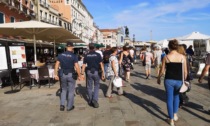 Accusato di maltrattamenti e violenza sessuale, fugge in Francia ma poi viene arrestato a Venezia