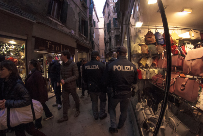 Volume altissimo, disturbo della quiete, clienti “clandestini”… così la movida veneziana diventa “violenta”