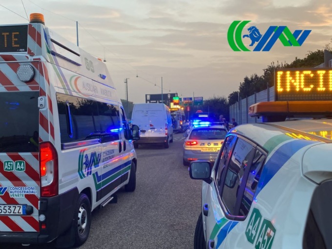 Tangenziale di Mestre, moto tamponata da un furgone. Un ferito