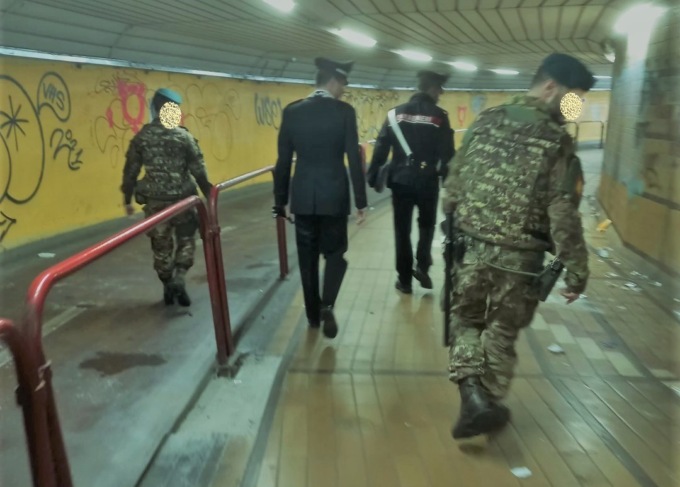 Controlli in stazione a Mestre, 28enne aggredisce i militari e poi si scaglia contro l’auto dei Carabinieri