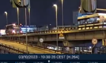 Autobus precipita dal cavalcavia a Mestre, il video del tragico incidente ripreso da una telecamera della zona