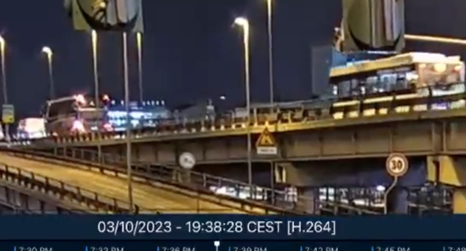 Autobus precipita dal cavalcavia a Mestre, il video del tragico incidente ripreso da una telecamera della zona