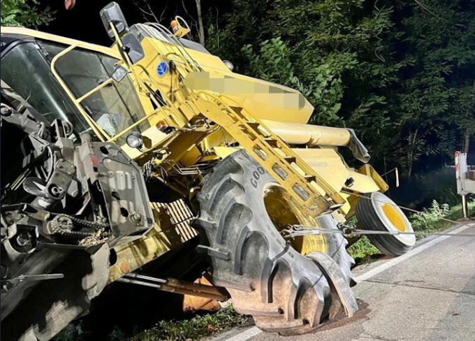 Mietitrebbia finisce fuori strada, trasportava 25 quintali di mais