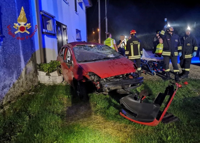 Esce fuori strada e si schianta contro un’abitazione, ferito l’autista