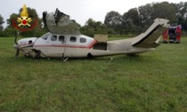 L'aereo è costretto a un atterraggio d'emergenza, tre passeggeri feriti