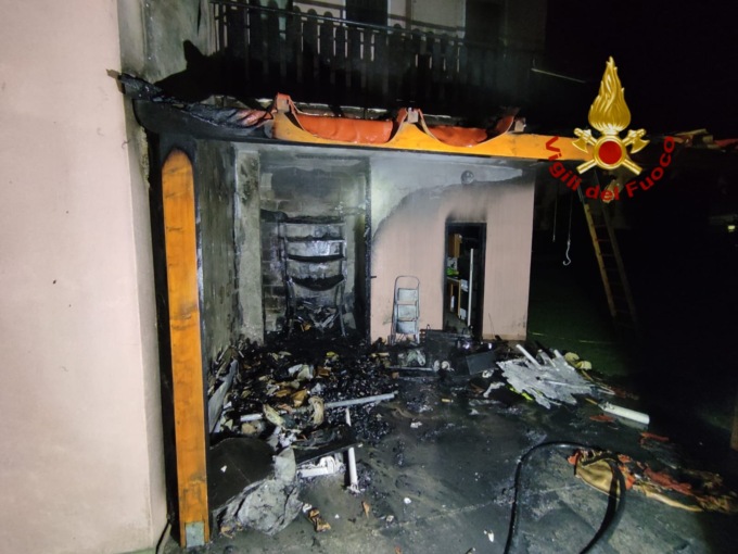 Incendio nella notte a San Donà: in fiamme un magazzino per attrezzi