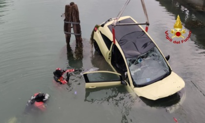 Jesolo, le foto dell'auto finita nel canale Cavetta e affondata. La donna al volante riesce a salvarsi