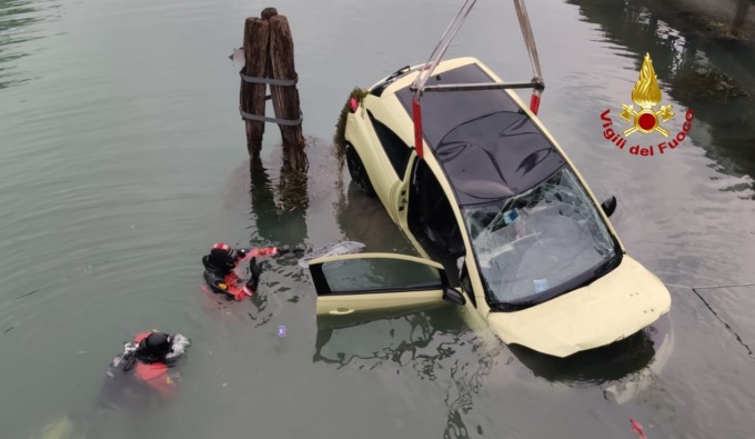 Jesolo, le foto dell’auto finita nel canale Cavetta e affondata. La donna al volante riesce a salvarsi