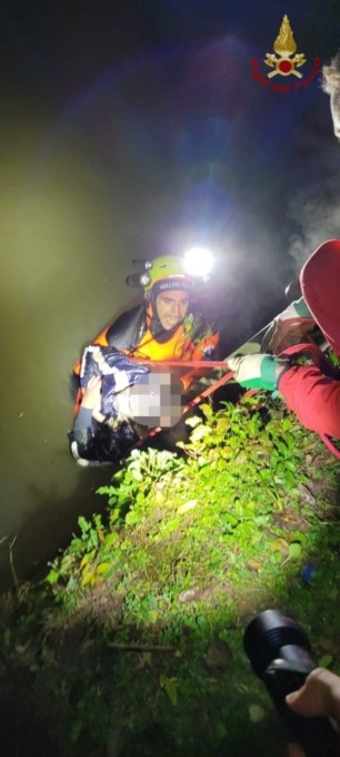Scivola nel canale e rischia di morire: salvato dai Vigili del fuoco