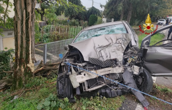 Perde il controllo dell’auto e si schianta contro un albero: morta una 66enne