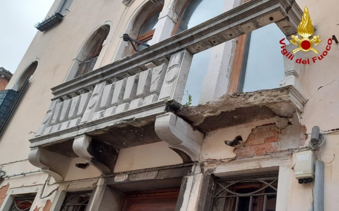 Terrazzino in pietra si sbriciola e precipita sulla fondamenta