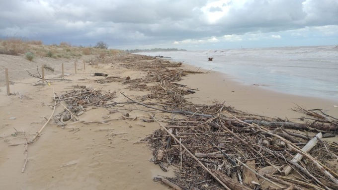 Le immagini della violenta mareggiata che ha devastato le spiagge di Jesolo