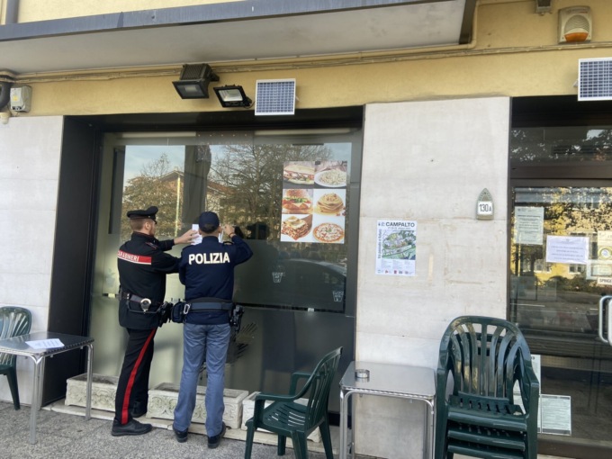 Consumazioni non pagate, gestore del bar aggredisce un cliente davanti ai suoi figli
