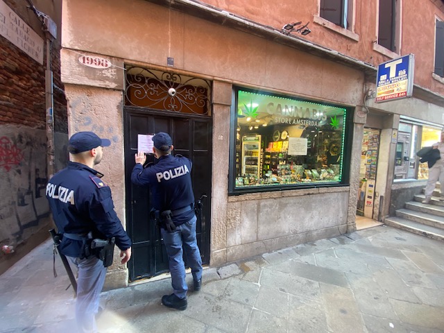 Chiuso il Cannabis Store Amsterdam, aveva venduto a un turista sostanze illegali a sua insaputa