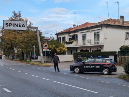 Ferito a una gamba da un proiettile fuori dal supermercato: arrestati in due per tentato omicidio a Spinea