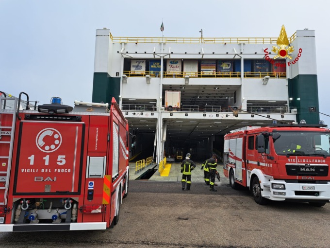 Paura a bordo di una nave: principio d’incendio nel locale batterie