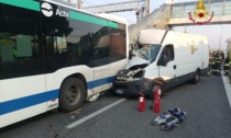 Paura sul Ponte della Libertà: furgone centra in pieno un bus