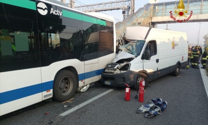 Paura sul Ponte della Libertà: furgone centra in pieno un bus