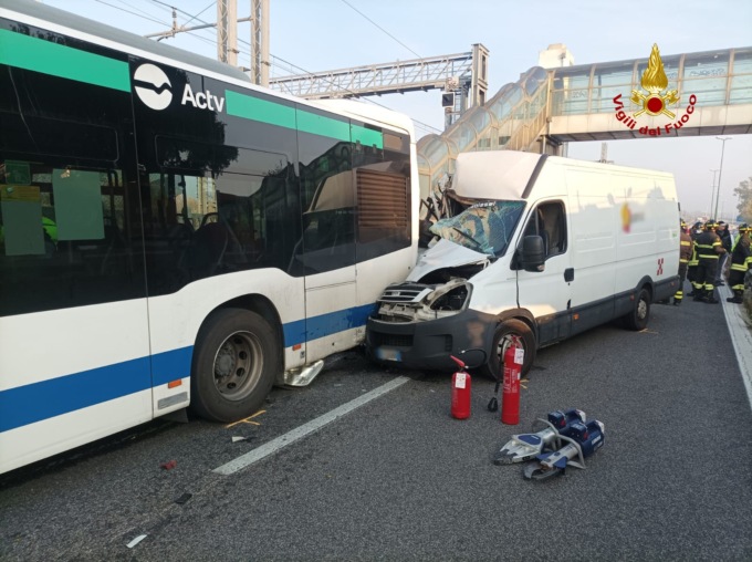 Paura sul Ponte della Libertà: furgone centra in pieno un bus