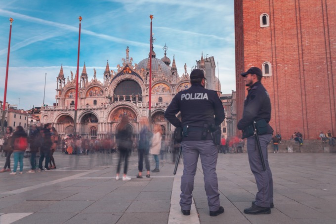 Pedinava i passanti fuori dalla stazione e poi li aggrediva brutalmente