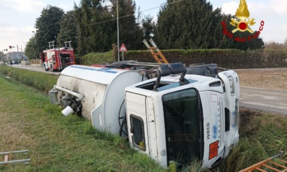 Autocisterna con 11mila litri di gasolio si ribalta in un fossato, salvo per miracolo l'autista