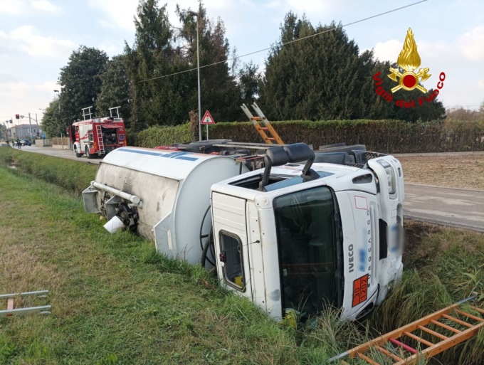 Autocisterna con 11mila litri di gasolio si ribalta in un fossato, salvo per miracolo l’autista