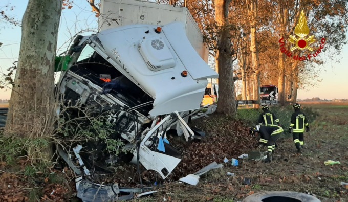 Drammatico incidente tra camion e furgone: un ferito resta intrappolato tra le lamiere