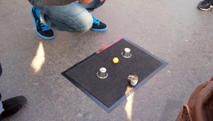 Con il gioco delle tre scatolette truffano i turisti sul Ponte degli Scalzi