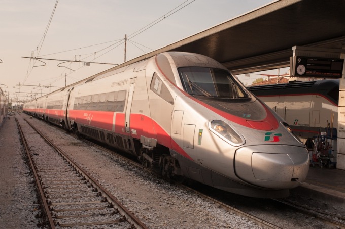 Operaio morto investito sui binari a Bologna, ritardi e treni sospesi anche a Venezia