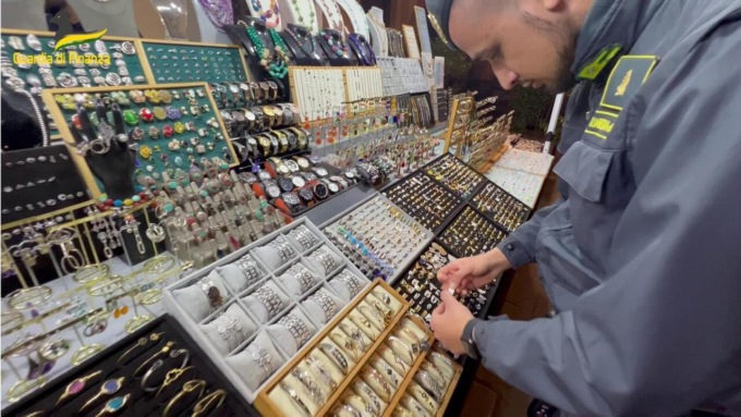 Scoperto a Jesolo un bazar in cui si vendevano giocattoli e peluche pericolosi