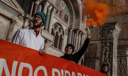 Gli attivisti di Ultima Generazione sparano fango e Nesquik sulla basilica di San Marco con un estintore