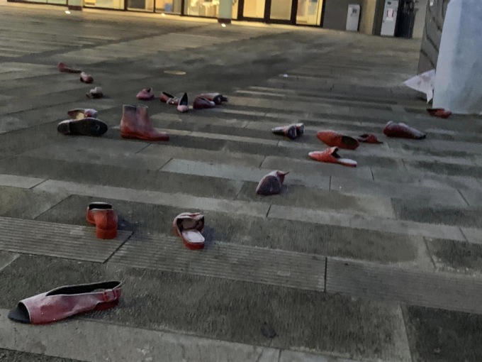 Alzano il gomito con l’alcol e distruggono l’installazione contro la violenza sulle donne
