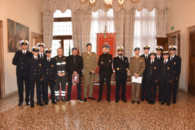 Turista cade in Laguna e rischia di affogare: salvato da vigili del fuoco e studenti appena usciti dalla messa