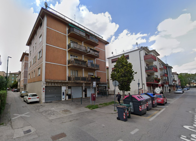 Cade dal quarto piano di un palazzo, perde la vita una ragazza di 17 anni