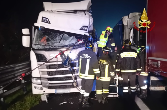 Tragico incidente in A4 tra cinque camion: un morto e un ferito in gravi condizioni