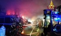 Incendio nella notte in un'azienda di rifiuti, il rogo divampato in un deposito della Zai srl