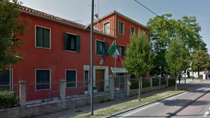 Tre donne dalla mano lesta, approfittano del caos in farmacia per riempire le borse di medicine e cosmetici