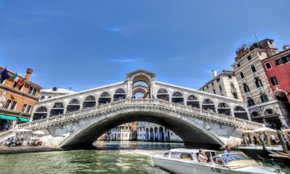 Gioco delle tre scatolette sul ponte di Rialto: fermati due truffatori