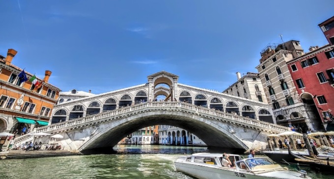 Gioco delle tre scatolette sul ponte di Rialto: fermati due truffatori