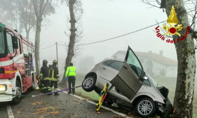 Perde il controllo dell’auto e finisce contro un platano, ferita una 64enne