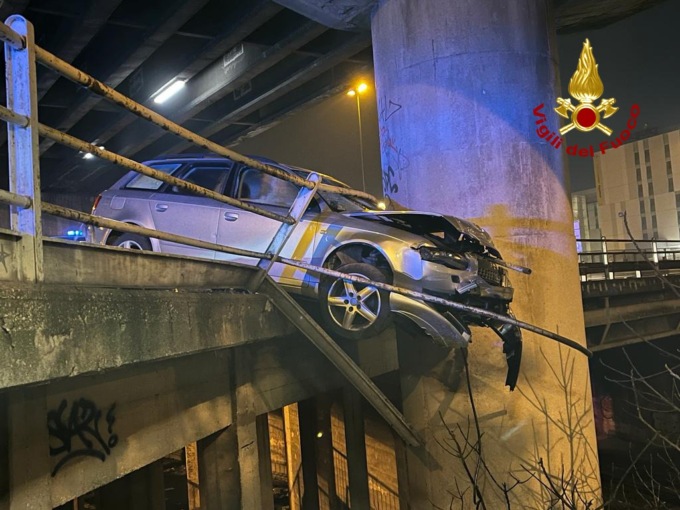 Mestre, auto contro guardrail rimane in bilico nel vuoto. Le immagini