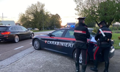 In auto come una normalissima coppia, ma nascondono un segreto: uno dei due era "imbottito" di eroina